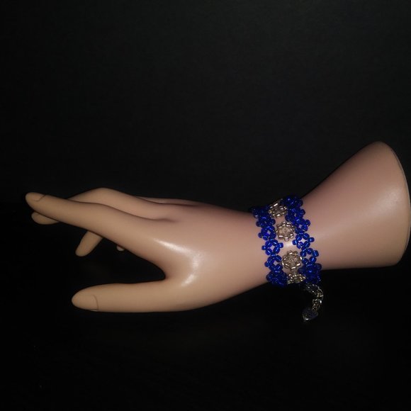 Handmade bracelet with beads in blue and white tones. - Picture 5 of 11